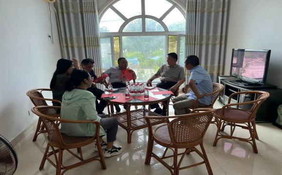 工信局吳局長、備案科董科長及秦皇臺陳鄉(xiāng)長、應急辦主任等一行對健達項目建設進行實地考察